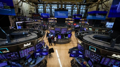 Dow изтри близо 300 пункта със засилването на конфликта между Израел и Иран