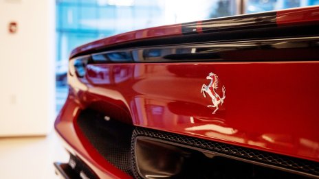 Ferrari пуска своя криптомонета за отбрани клиенти