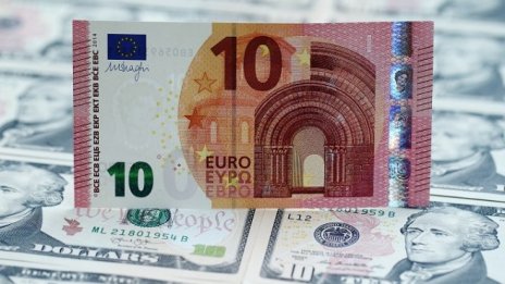 Еврото изпрати седмицата с 1,7% спад спрямо долара
