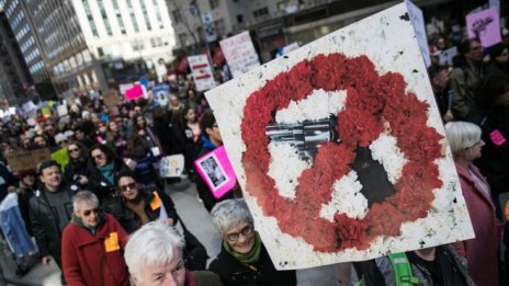 САЩ се бори с още една епидемия - насилието с огнестрелни оръжия