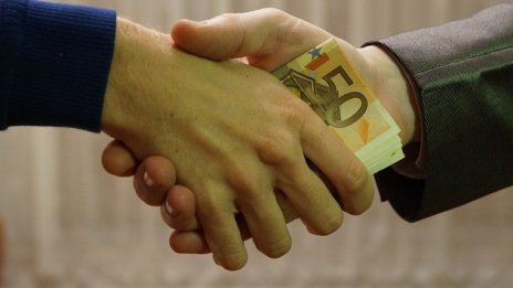 Повдигат обвинения на 11 служители от НАП за корупция