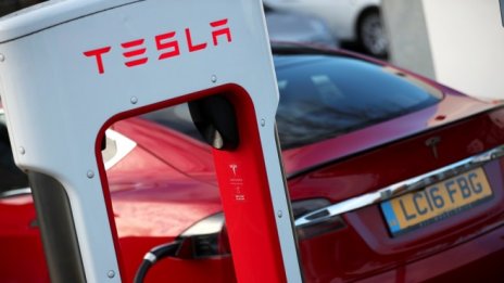 Проблемите на Tesla потопиха цената на акциите ѝ с 9 на сто