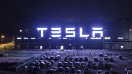 Анализатор: Акциите на Tesla може да поскъпнат с близо 30% през 2022 г.