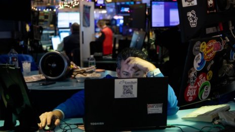 Страховете около омикрон варианта помрачиха увереността на Wall Street