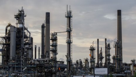 Цената на петрола доближава едномесечен връх след сигнали за спад в запасите*