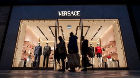 Обновяването на бранда Versace слага пауза на нови придобивания от Prada