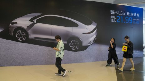 Китайската автомобилна индустрия рязко понижи оценките си за годишните продажби