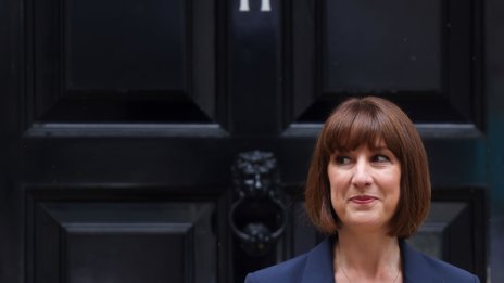 Британската бюджетна дупка за около 30 млрд. паунда заплашва плановете на лейбъристите