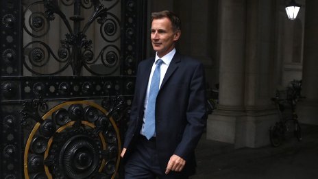 Новият британски финансов министър обяви пълен данъчен обратен завой 