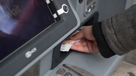 Правителствата трябва да влязат в ролята си на заематели и потребители