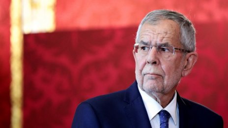 Почти всички министри от крайната десница напускат правителството в Австрия