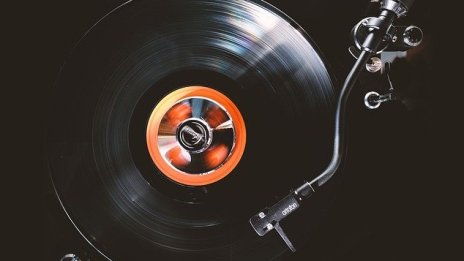 Графика на деня: Възходът на плочите продължава