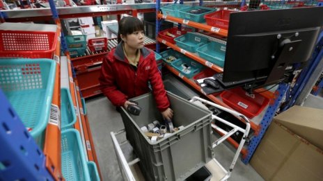 Активността в сектора на услугите в Китай спадна до 21-месечно дъно