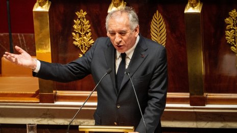 Правителството на Франсоа Байру оцеля при вота на недоверие в парламента