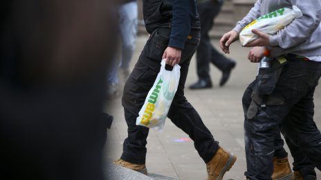 Subway се продава. Кой иска да купи веригата за сандвичи? 