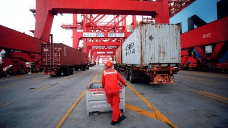 Китайският търговски излишък със САЩ се сви почти наполовина през февруари