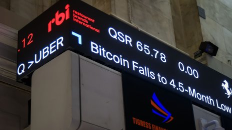 Големият крах от 2025 г. остави биткойна в прахта на златото и облигациите