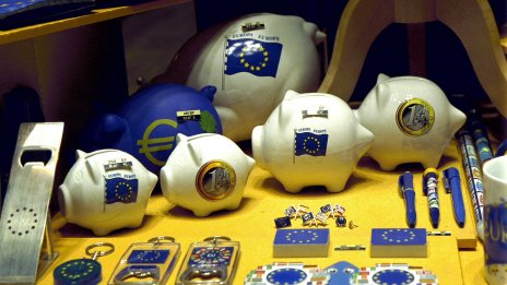 Еврото е в капана на "дяволския" Фед и бушуващите политически морета