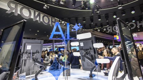 Производителят на смартфони Honor се впусква в надпреварата с роботи хуманоиди