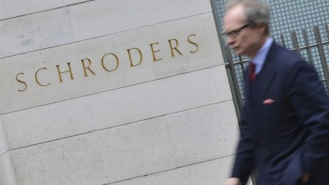 Schroders бележи отлив на средства за 2 млрд. лири през второто тримесечие