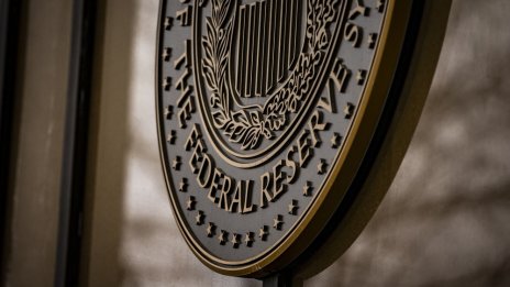 Федералният резерв задържа лихвата, опасявайки се от растежа на инфлацията