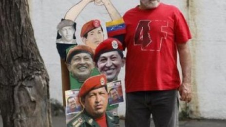 Чавес губи позиции, след като отново се наложи да девалвира боливара