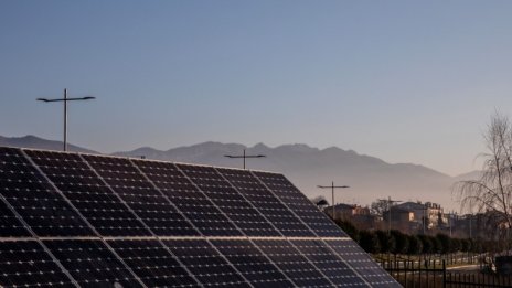 IRENA: Ускоряването на енергийния преход увеличава икономическия ръст с 2,4%