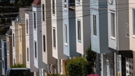 Наемите в САЩ наваксват изоставането, но не и в големите градове