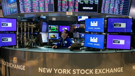 Dow затвори на рекордно високо ниво, S&P 500 достигна исторически връх