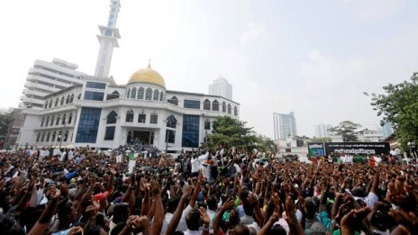 Уволненият премиер на Шри Ланка: Замразяват чужди помощи след отсраняването ми