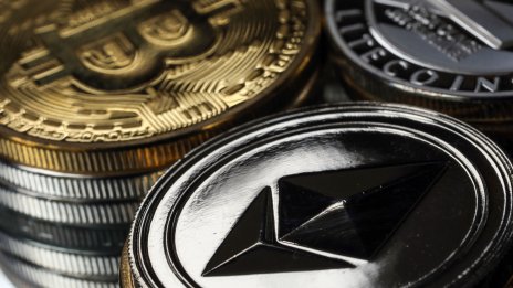 Биткойнът и етерът запазват ценовите си модели в очакване на речта на Джером Пауъл