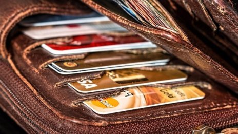 Медведев ще забрани изтеглянето на пари в брой от анонимни карти