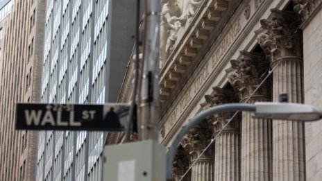 Dow се потопи с над 200 пункта, докато случаите на Covid-19 продължават да растат