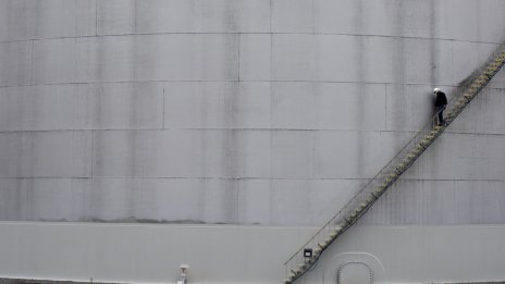 Цената на американския суров петрол падна до 8-месечно дъно*