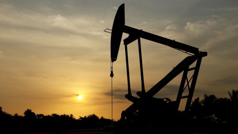 Петролът не успява да намери стабилна посока на фона на поевтиняващия долар