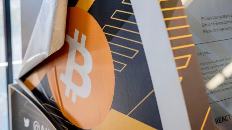 Цената на биткойна се вдига отново, но едва след като удари ново дъно