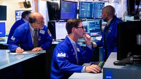 Оптимизмът владее Wall Street часове преди края на заседанието на Фед*