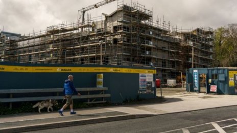 Пазарът на имоти в Европа се изправя пред "стена от пари", която тласка цените нагоре