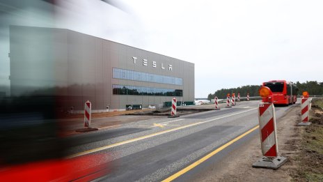 Tesla ограничава наемането на временни работници за своя завод в Германия