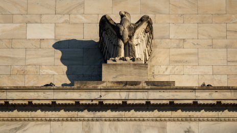 Светът въздъхва с облекчение, след като Тръмп пощади Фед