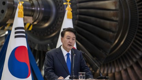 Отстраненият южнокорейски президент излезе от ареста, но делото срещу него продължава