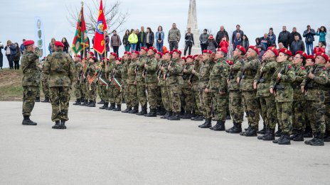 Депутатите приеха възнагражденията на военнослужещите да се повишат с 30%