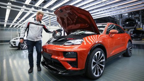 Акционерите притискат Porsche да забави електрификацията на гамата си