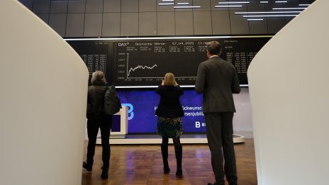 Нарастващата доходност по облигациите и слаби икономически данни притиснаха европейските борси