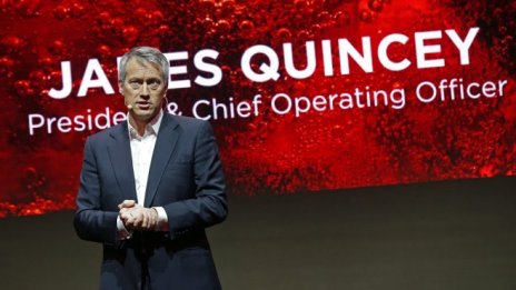 Шефът на Coca-Cola Джеймс Куинси поема ролята и на председател