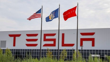 Tesla ще ползва пари в брой и акции, за да плати мартенския си дълг