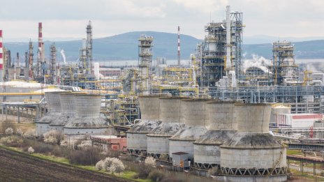 Дизелът поскъпва заради двойния удар на санкциите и спирането на работата на рафинерии