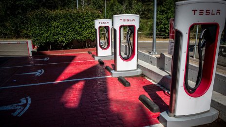 Ford ще използва мрежата на Tesla от супер бързи зарядни станции в САЩ