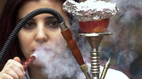 Държавата иска да забрани пушенето на наргиле на лица под 18 години