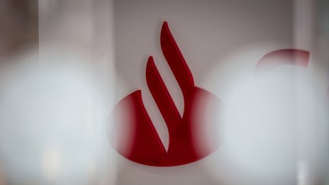 Испанската Santander се отказа да кредитира бившия кандидат за активите на "Лукойл"